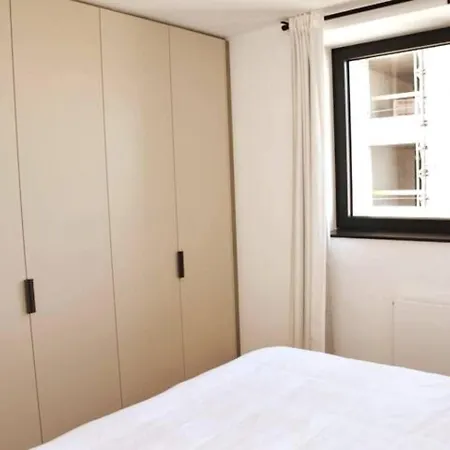 Luxueus & Nieuw 2-slaapkamerappartement Met Garage 아파트