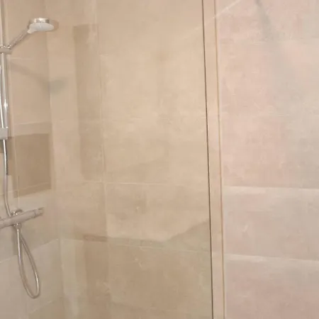 Luxueus & Nieuw 2-slaapkamerappartement Met Garage 아파트